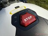 Unité de commande située sur le dessus de la tondeuse robotisée.