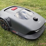 Mova 1000 dans le test de la tondeuse à gazon robotisée. (Source de l'image : Marcus Schwarten / Notebookcheck)
