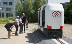 Navette universitaire Monocab sur une piste d'essai de 20 mètres