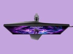 L'image montre l'écran de jeu AOC AG276UZ sur un fond violet. Cet écran de jeu présente un design très orienté gaming, avec notamment un éclairage RVB à l'arrière.
