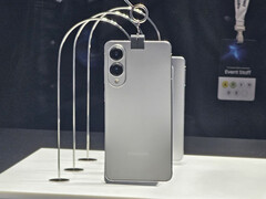 Samsung est réputé avoir fait divers compromis matériels pour obtenir le profil fin du Galaxy S25 Edge. (Source de l'image : @MishaalRahman)