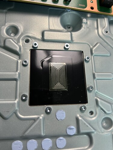 Nouvelle application en métal liquide de la PlayStation 5 Slim (source d'image : @Modyfikator89 sur X)