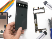 Le Pixel 6 Pro en mode démolition. (Source : JerryRigEverything via YouTube)