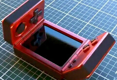 On ne sait pas qui a créé cet étrange ordinateur de poche à clapet. (Source de l'image : via Nittrx)