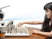 SenseRobot dévoile un robot d'échecs IA de 2 900 ELO pour aider les enfants à affiner leurs tactiques sur de vrais échiquiers. (Source de l'image : SenseRobot)