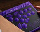 8BitDo a collaboré avec les joueurs de Vxbao et Zhen Esports pour le Arcade Controller Transparent Purple Signature Edition. (Source de l'image : 8BitDo)