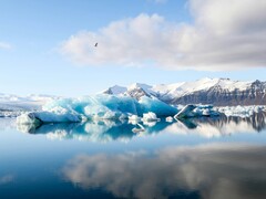 Photo du lac glaciaire de Jökulsárlón (Source de l'image : Jeremy Bishop via Unsplash ; recadré)