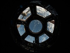 Une image montrant la coupole à l'intérieur de l'ISS.