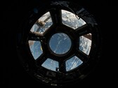 Une image montrant la coupole à l'intérieur de l'ISS.