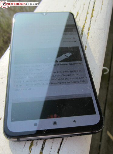 Utilisation du Xiaomi Mi 9 à l'extérieur par jour ensoleillé.