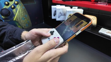 La mini-manette GameSir, qui n'a pas encore été annoncée, exposée au Tokyo Game Show. (Source de l'image : @yoshivesmovie sur X)