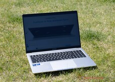 Le GeekBook M16 utilisé en extérieur, au soleil