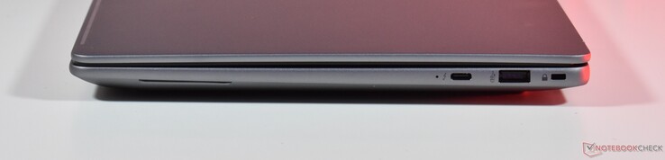 droit : Thunderbolt 4, USB-A 3.2 Gen 2, fente Nano Lock