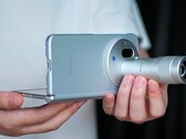 Le Vivo X Fold 6, que l'on voit ici avec son téléconvertisseur Zeiss, sera disponible en quatre coloris. Il a fait l'objet de tests de résistance dans une nouvelle vidéo promotionnelle.
