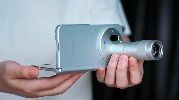 Le Vivo X Fold6 est compatible avec le Vivo Zeiss Telephoto Extender Gen 2.