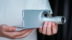 Le Vivo X Fold 6, que l'on voit ici avec son téléconvertisseur Zeiss, sera disponible en quatre coloris. Il a fait l'objet de tests de résistance dans une nouvelle vidéo promotionnelle.