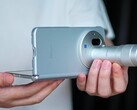 Le Vivo X Fold 6, que l'on voit ici avec son téléconvertisseur Zeiss, sera disponible en quatre coloris. Il a fait l'objet de tests de résistance dans une nouvelle vidéo promotionnelle.