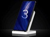 Le Poco F7 Ultra est le premier téléphone de la marque Poco à recevoir la mise à jour HyperOS 3. Sur la photo : le téléphone sur un chargeur sans fil. (Source de l'image : Xiaomi - édité)