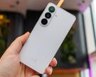 La disposition de l'appareil photo du Galaxy S26, que la série S27 devrait reprendre selon les rumeurs (à l'exception du modèle Ultra)