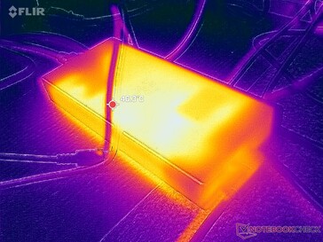 L'adaptateur CA atteint plus de 46 °C lorsque les charges sont élevées