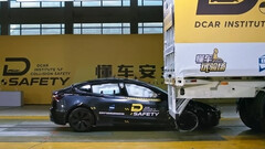 Essai de collision arrière d'un camion avec le Model 3 (Image source : DCAR/YT)