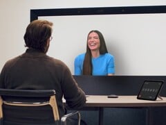 Un utilisateur teste les appels vidéo en 3D de Google Beam lors de la conférence I/O 2025 (Image source : Google)