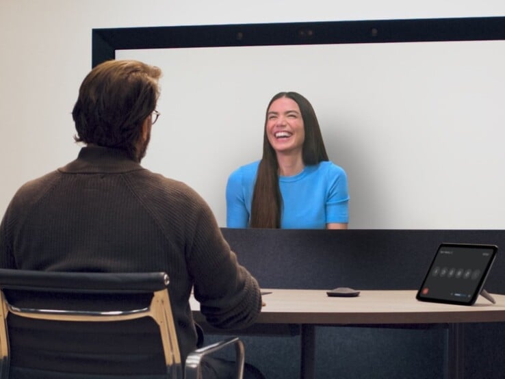 Un utilisateur teste les appels vidéo en 3D de Google Beam lors de la conférence I/O 2025 (Image source : Google)