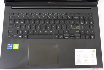 Disposition et police des touches similaires à celles des autres ordinateurs portables VivoBook. Le rétroéclairage du clavier est disponible en trois niveaux de luminosité