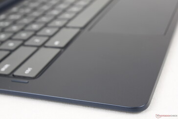 Le clavier est en métal ou en plastique lisse, contrairement au clavier en Alcantara de la série Surface Pro