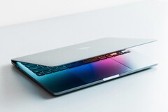 Les indices concernant le premier MacBook doté d’un écran tactile se multiplient.