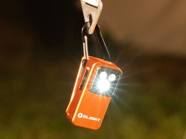 La lampe de poche Olight Oclip 2 peut être suspendue grâce à son trou de fixation.