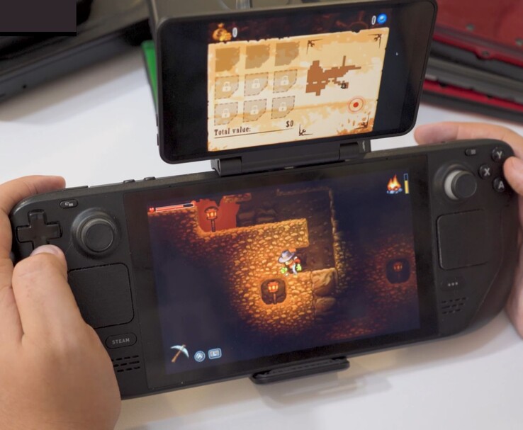 Steam Deck associé à l'écran double de Retroid affichant le jeu SteamWorld Dig sur l'écran principal et la carte du jeu sur l'écran secondaire. (Source de l'image : GameXData via YouTube)