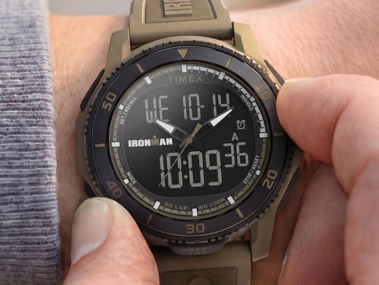 Montre Timex Ironman Adrenaline ana-digi de couleur sable, portée au poignet, avec une lunette noire et un affichage numérique visible.