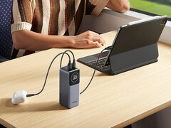 La UGREEN Nexode Power Bank 12000mAh 100W possède deux ports. (Source de l'image : UGREEN)