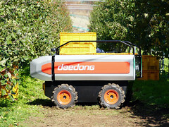 Ce robot agricole RT100 utilise des batteries Tesla recyclées. (Source de l'image : Daedong)