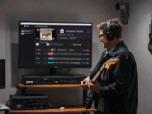Un guitariste joue devant un écran affichant l’application StemKit