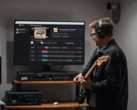 Un guitariste joue devant un écran affichant l’application StemKit