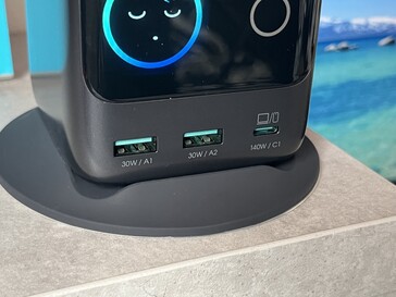 2x USB Type-A (30W chacun) + Type-C (140W)