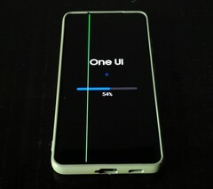 Sasmsung India a annoncé un programme de remplacement unique de l'écran pour les utilisateurs touchés par le fameux problème de la ligne verte (image via @Entroprox on X)