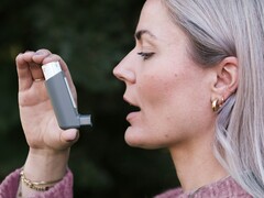 Une personne tenant un inhalateur (Source de l&#039;image : CNordic Nordic via Unsplash ; recadré)