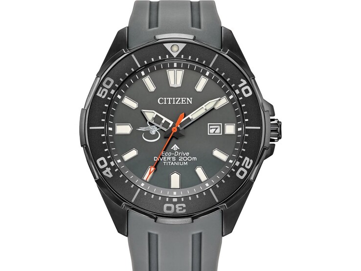 Citizen Promaster Seahawk x Sikorsky BN0207-06H avec un cadran gris, une lunette de plongée noire, une trotteuse orange et un bracelet en polyuréthane gris.