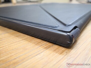 Le folio amovible est en faux cuir avec une protection de type polyéthylène-plastique sur les bords, les coins et l'arrière de l'écran