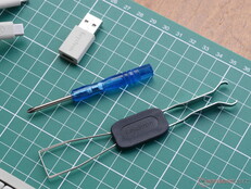 Keychron C1 Pro 8K est livré avec des outils de démontage et un adaptateur USB C-to-A. 