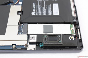 Huawei MateBook 13 - Emplacement M.2 entre le haut-parleur et la batterie. Notez scotch par-dessus la vis M.2.