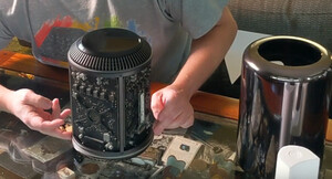 Le boîtier en métal brossé, à droite, à côté des puissants composants internes, à gauche (Source d'image : TJ Ferreira sur YouTube)