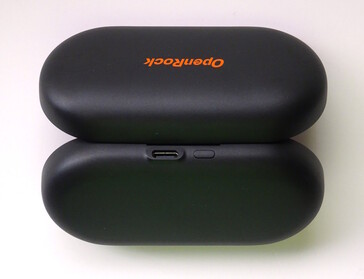 L'étui de charge OpenRock Link 20 est doté d'un port USB-C et d'un bouton d'appairage/réinitialisation sur le bord arrière. (Source de l'image : Notebookcheck)