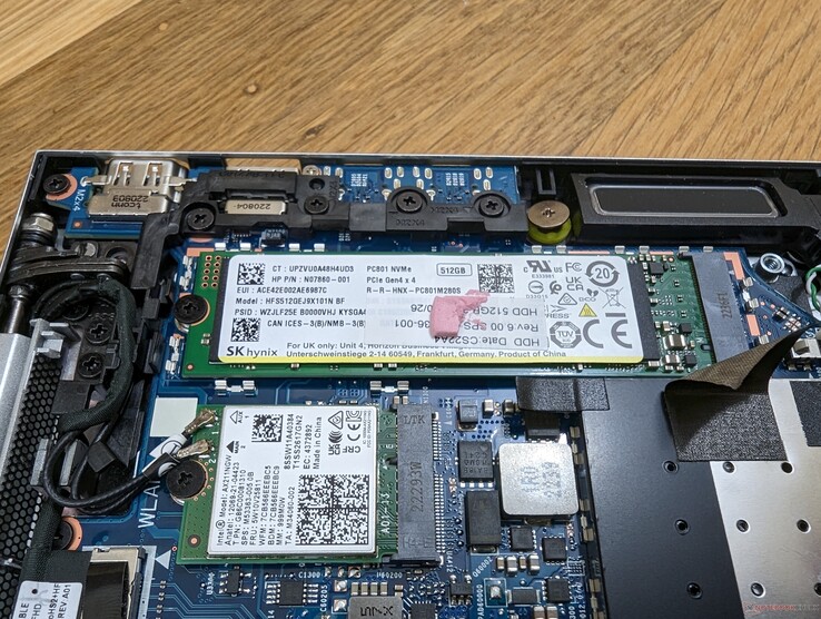 Couvercle en aluminium retiré pour révéler le SSD primaire