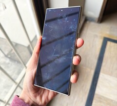 Le Samsung Galaxy S24 Ultra présente déjà une décoloration disgracieuse de l'écran pour certains utilisateurs (Source de l'image : @xeetechcare, X)