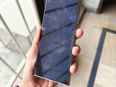 Le Samsung Galaxy S24 Ultra présente déjà une décoloration disgracieuse de l'écran pour certains utilisateurs (Source de l'image : @xeetechcare, X)