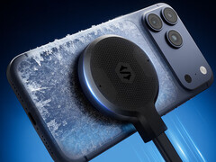 Le Black Shark 6 Ultra coûte environ 66 dollars en Chine. Sur la photo : le bloc de refroidissement connecté à un iPhone.